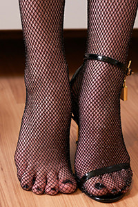 Free nylon fetish picture from Nylon Queen - nylon-queen-fishnets-03
